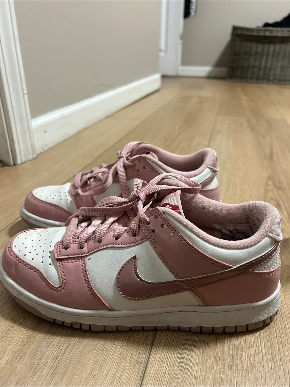 Nike Kids Low-Top Sneakers in Pink and White
